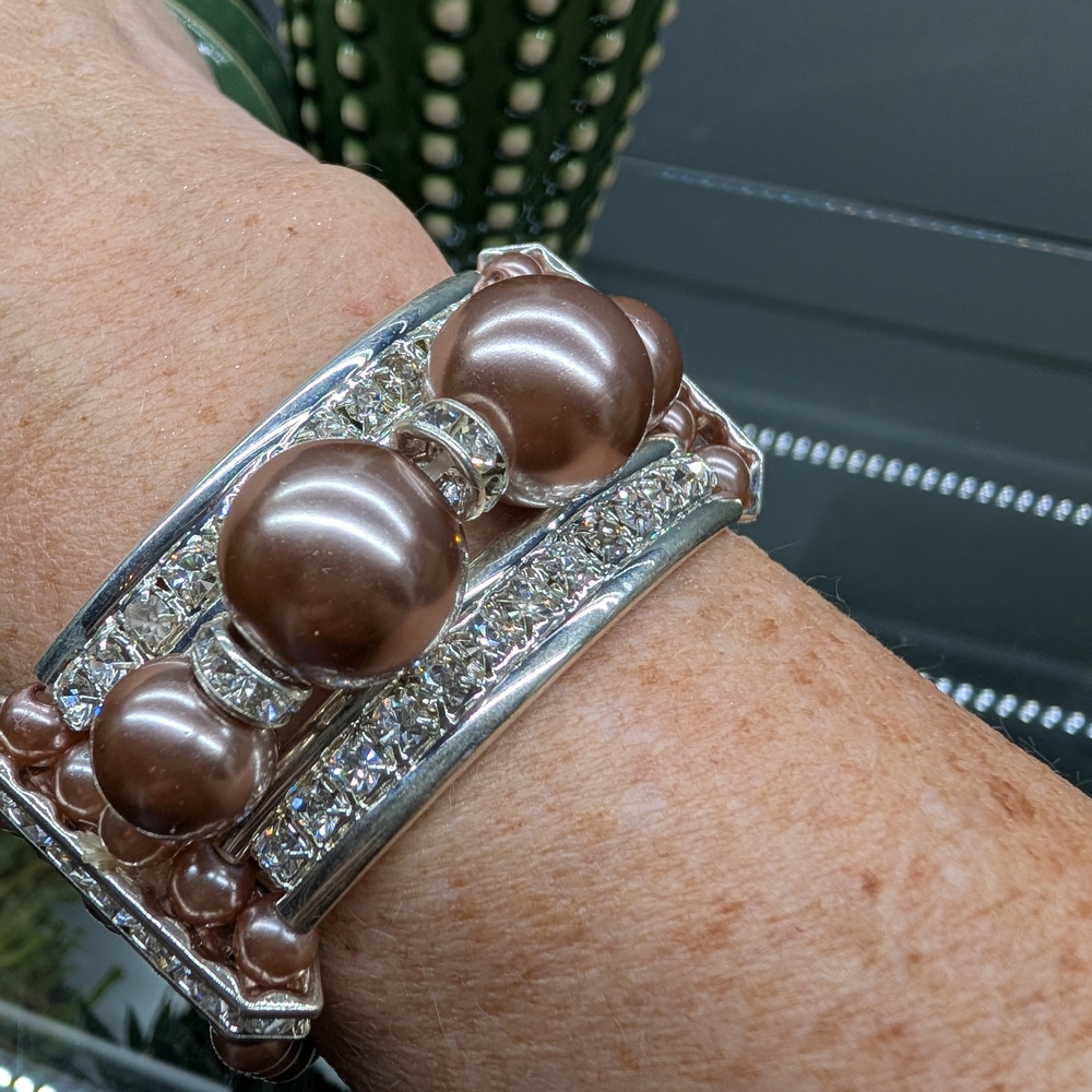 Elegant Brown Pearl & Crystal Stretch Bracelet - Picture 5 of 5
